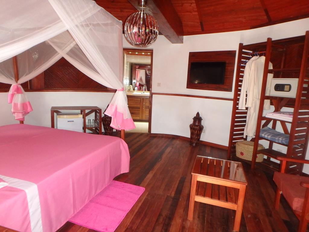 Edena Kely Hotel Mahajanga Exterior photo